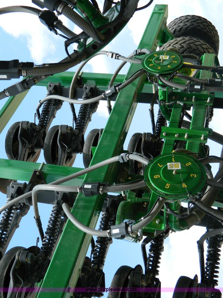 image for item B3667 2009 John Deere 1890 drill with 2009 John Deere 1910 Air Cart