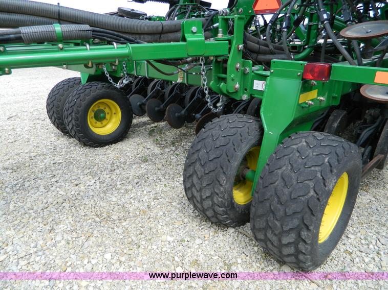 image for item B3667 2009 John Deere 1890 drill with 2009 John Deere 1910 Air Cart