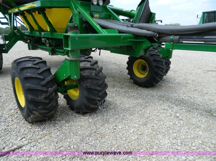 image for item B3667 2009 John Deere 1890 drill with 2009 John Deere 1910 Air Cart