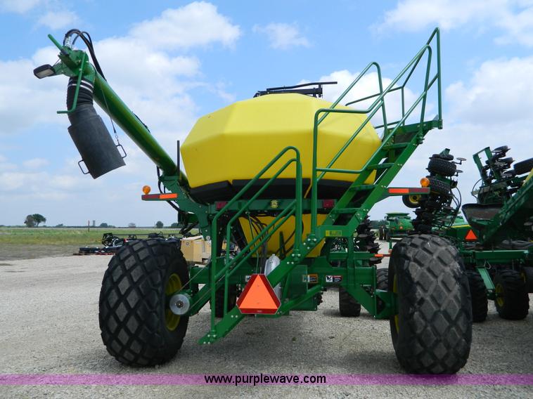 image for item B3667 2009 John Deere 1890 drill with 2009 John Deere 1910 Air Cart