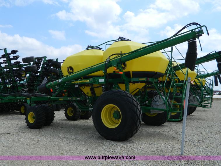 image for item B3667 2009 John Deere 1890 drill with 2009 John Deere 1910 Air Cart