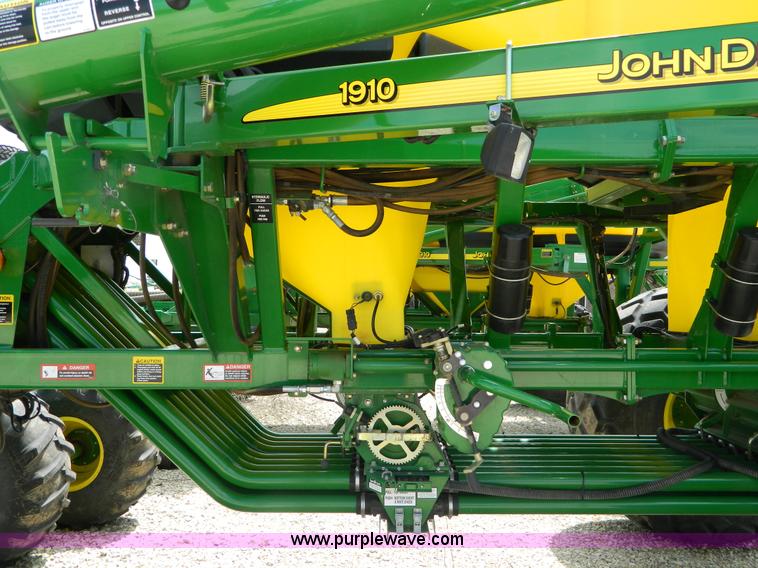 image for item B3667 2009 John Deere 1890 drill with 2009 John Deere 1910 Air Cart