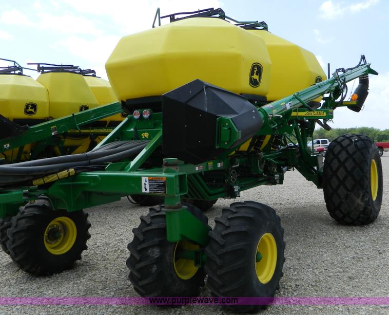 image for item B3667 2009 John Deere 1890 drill with 2009 John Deere 1910 Air Cart