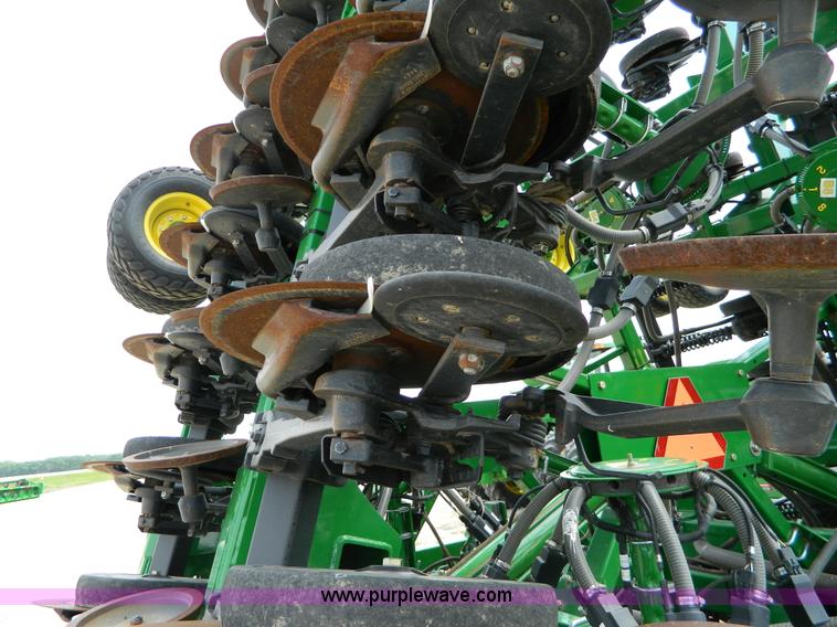 image for item B3667 2009 John Deere 1890 drill with 2009 John Deere 1910 Air Cart