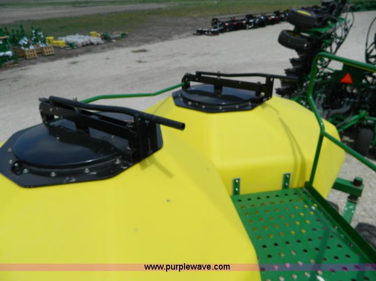 image for item B3667 2009 John Deere 1890 drill with 2009 John Deere 1910 Air Cart