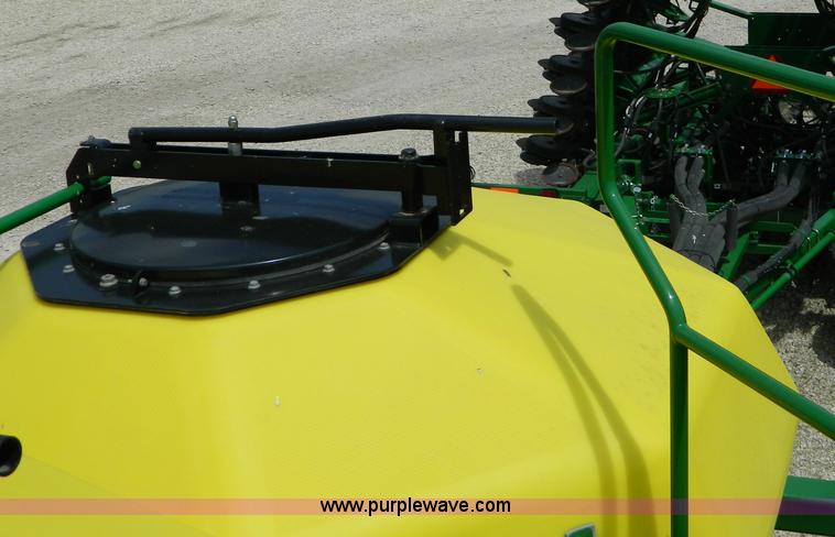image for item B3667 2009 John Deere 1890 drill with 2009 John Deere 1910 Air Cart