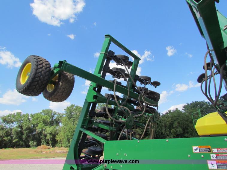image for item B7264 2008 John Deere 1890 drill with 2008 John Deere 1910 Air Cart
