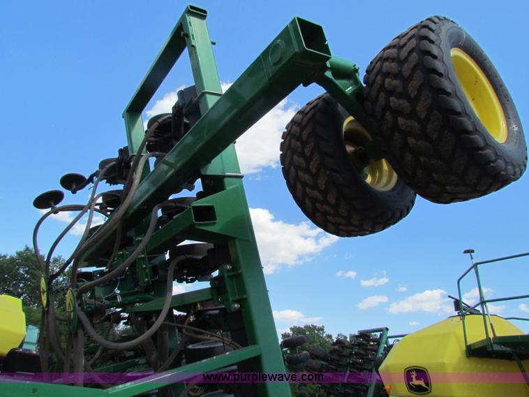 image for item B7264 2008 John Deere 1890 drill with 2008 John Deere 1910 Air Cart