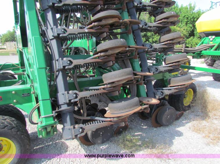image for item B7264 2008 John Deere 1890 drill with 2008 John Deere 1910 Air Cart