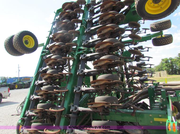 image for item B7264 2008 John Deere 1890 drill with 2008 John Deere 1910 Air Cart