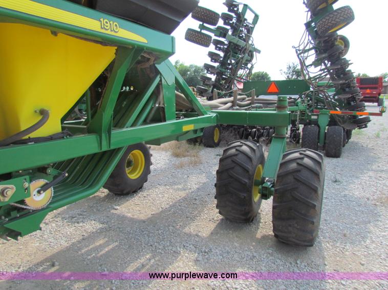 image for item B7264 2008 John Deere 1890 drill with 2008 John Deere 1910 Air Cart