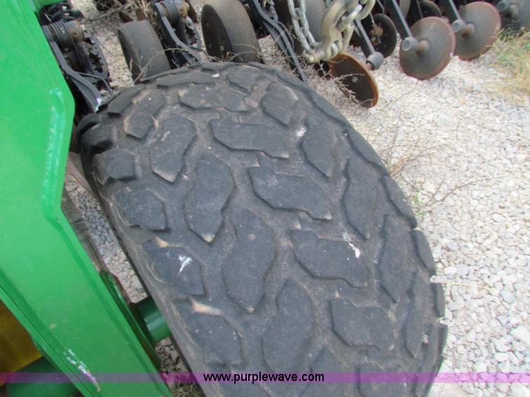 image for item B7264 2008 John Deere 1890 drill with 2008 John Deere 1910 Air Cart