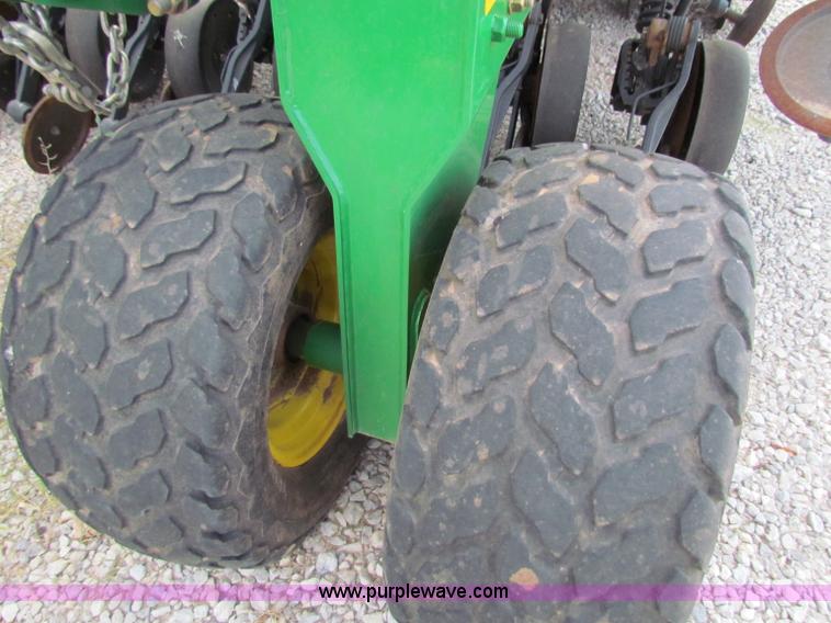 image for item B7264 2008 John Deere 1890 drill with 2008 John Deere 1910 Air Cart
