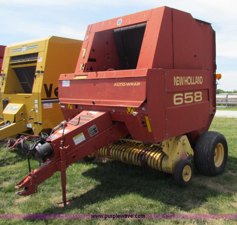 image for item B7265 2000 New Holland 658 round baler