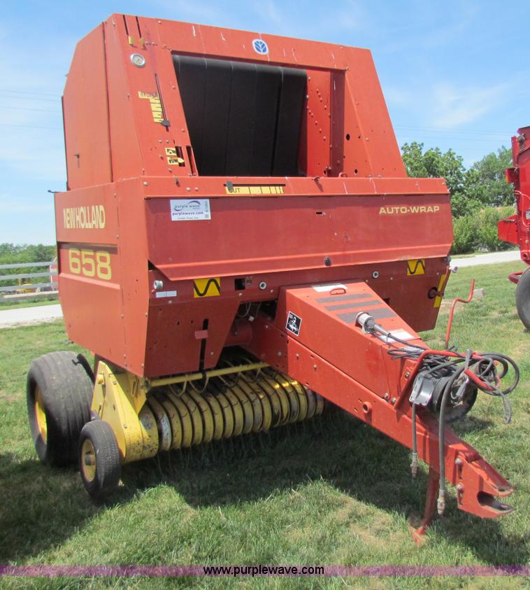 image for item B7265 2000 New Holland 658 round baler