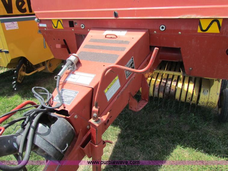 image for item B7265 2000 New Holland 658 round baler