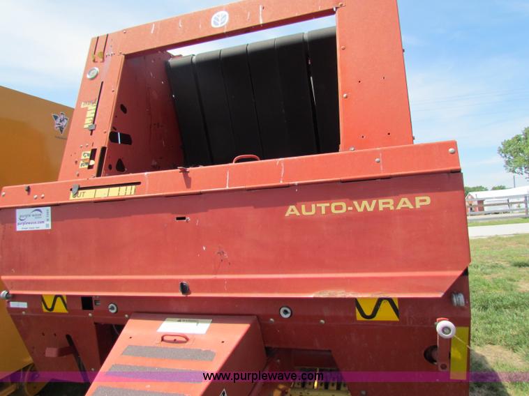 image for item B7265 2000 New Holland 658 round baler