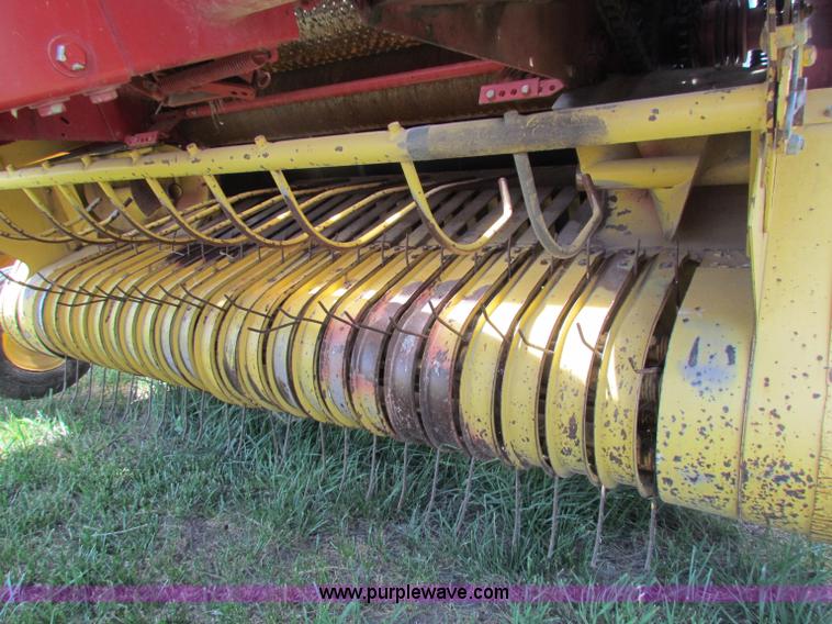 image for item B7265 2000 New Holland 658 round baler