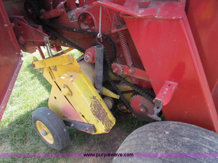 image for item B7265 2000 New Holland 658 round baler