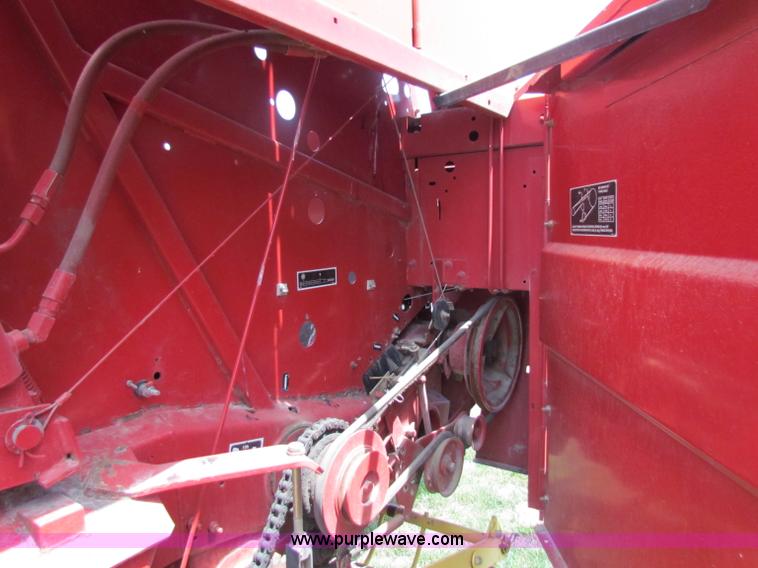 image for item B7265 2000 New Holland 658 round baler