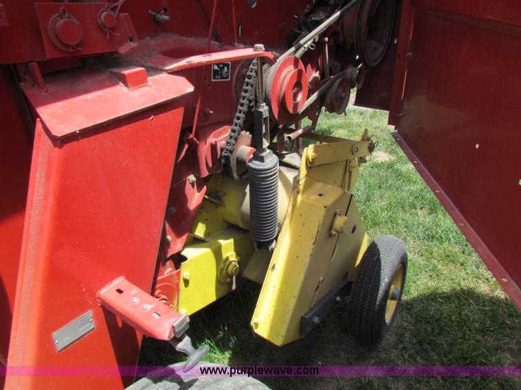 image for item B7265 2000 New Holland 658 round baler