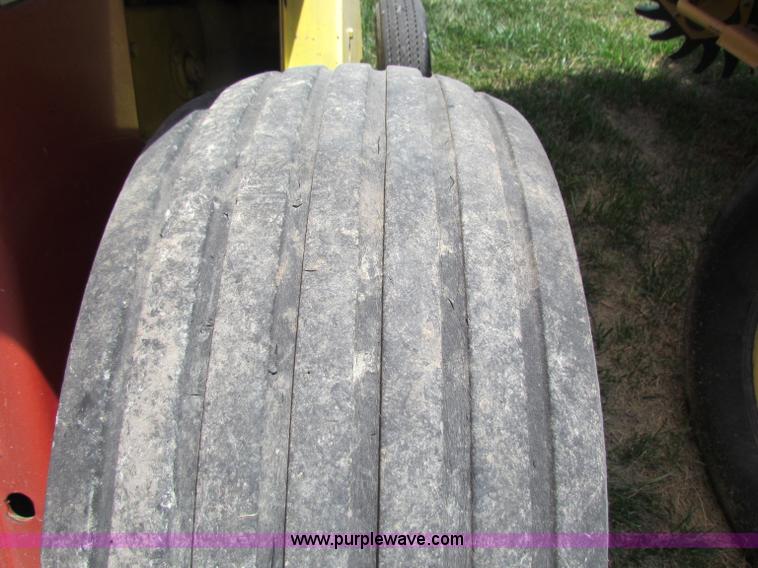 image for item B7265 2000 New Holland 658 round baler