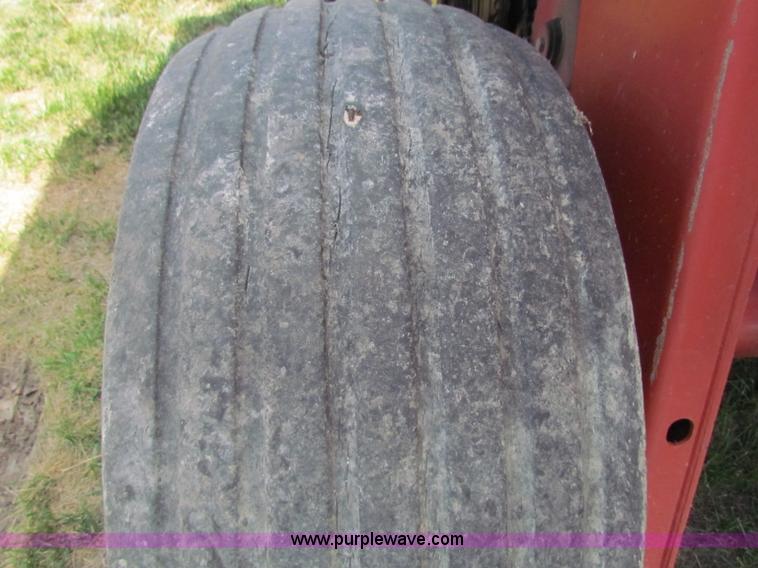 image for item B7265 2000 New Holland 658 round baler