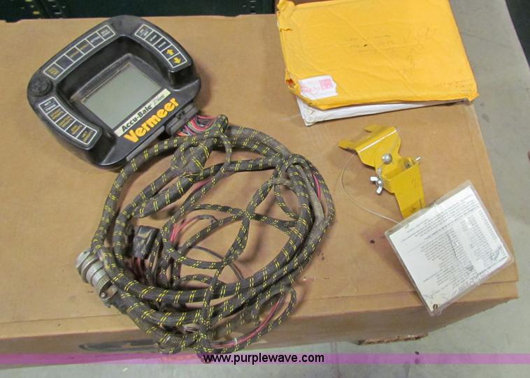 image for item B7265 2000 New Holland 658 round baler