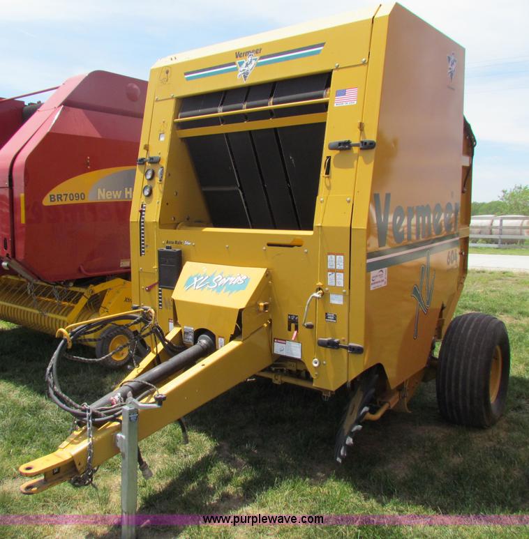 image for item B7266 2001 Vermeer 604XL round baler