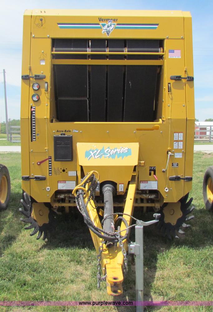 image for item B7266 2001 Vermeer 604XL round baler