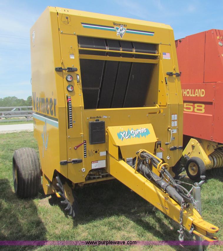 image for item B7266 2001 Vermeer 604XL round baler