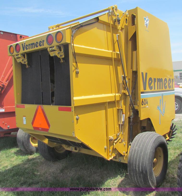 image for item B7266 2001 Vermeer 604XL round baler