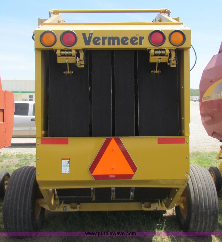 image for item B7266 2001 Vermeer 604XL round baler