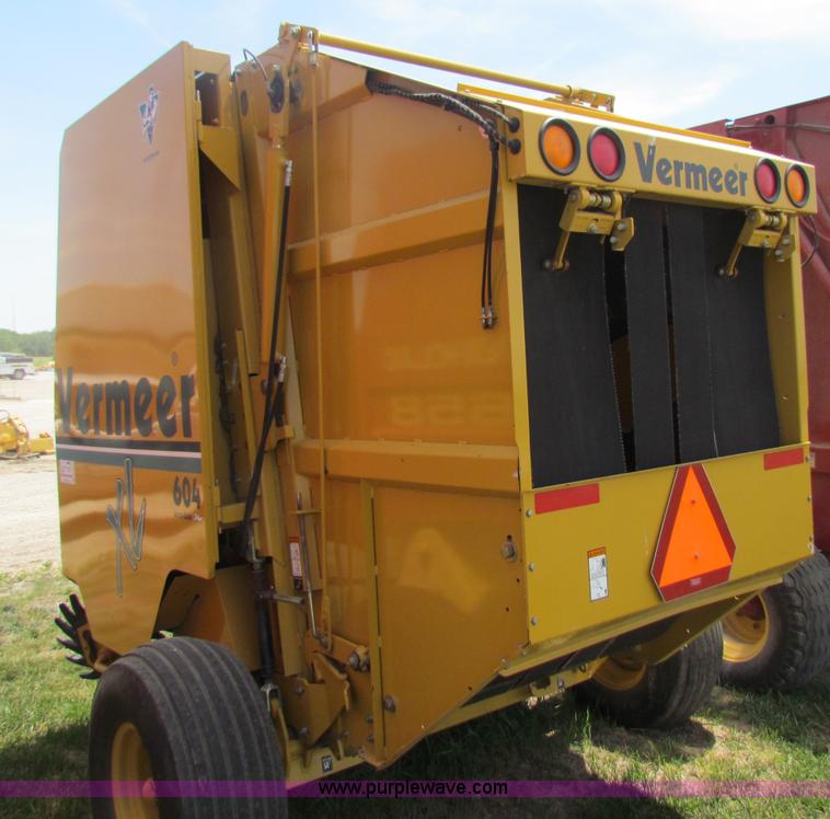 image for item B7266 2001 Vermeer 604XL round baler