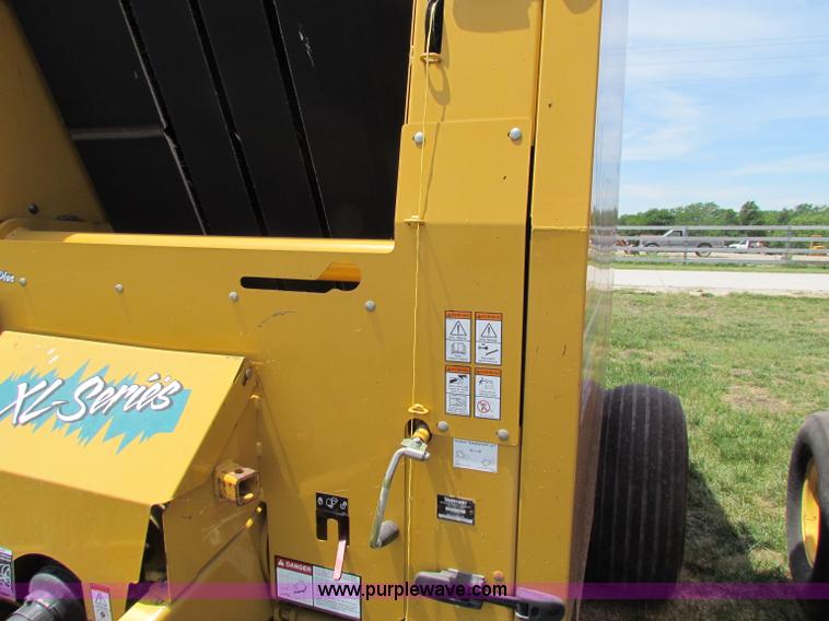 image for item B7266 2001 Vermeer 604XL round baler