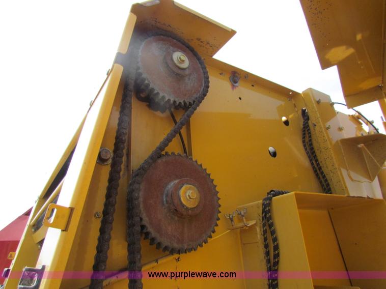 image for item B7266 2001 Vermeer 604XL round baler