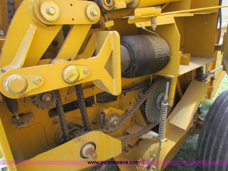 image for item B7266 2001 Vermeer 604XL round baler