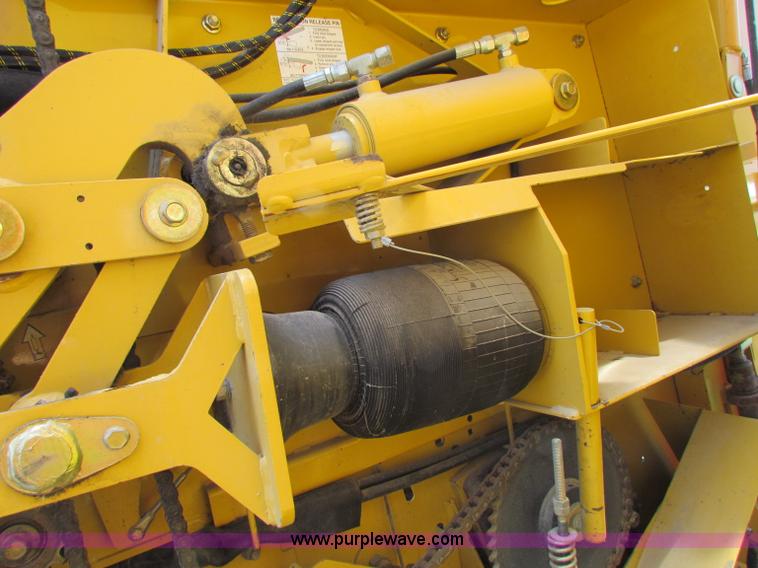image for item B7266 2001 Vermeer 604XL round baler