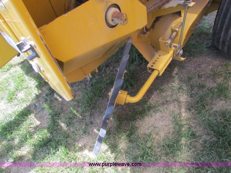 image for item B7266 2001 Vermeer 604XL round baler