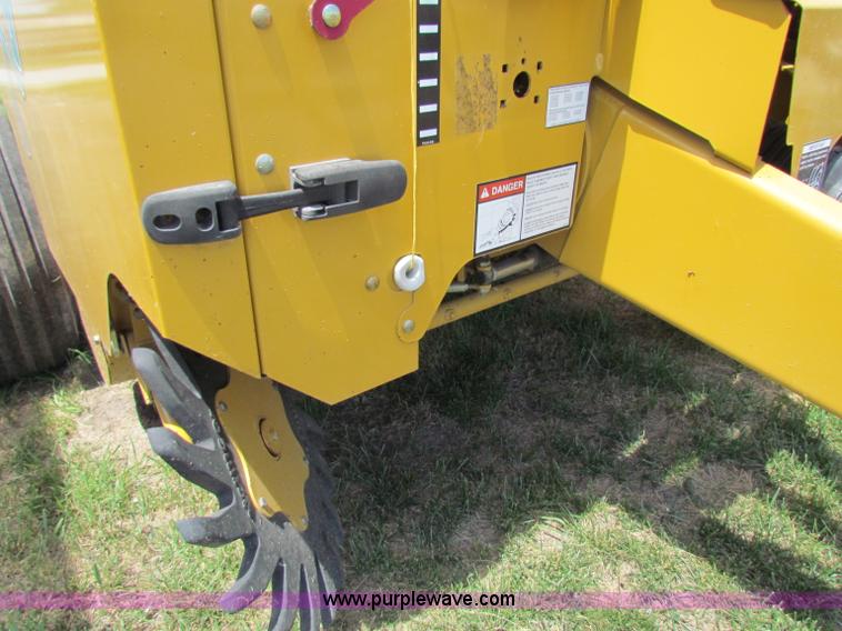 image for item B7266 2001 Vermeer 604XL round baler