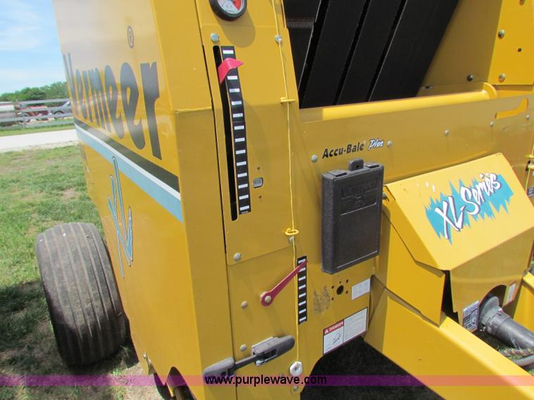 image for item B7266 2001 Vermeer 604XL round baler