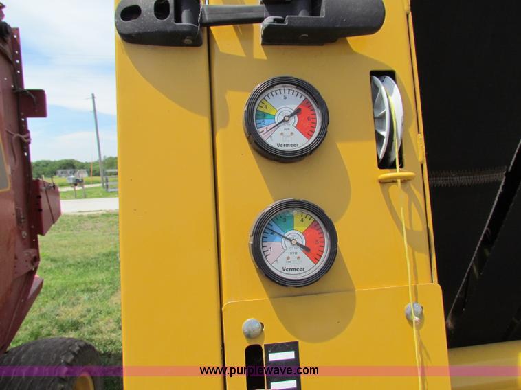 image for item B7266 2001 Vermeer 604XL round baler