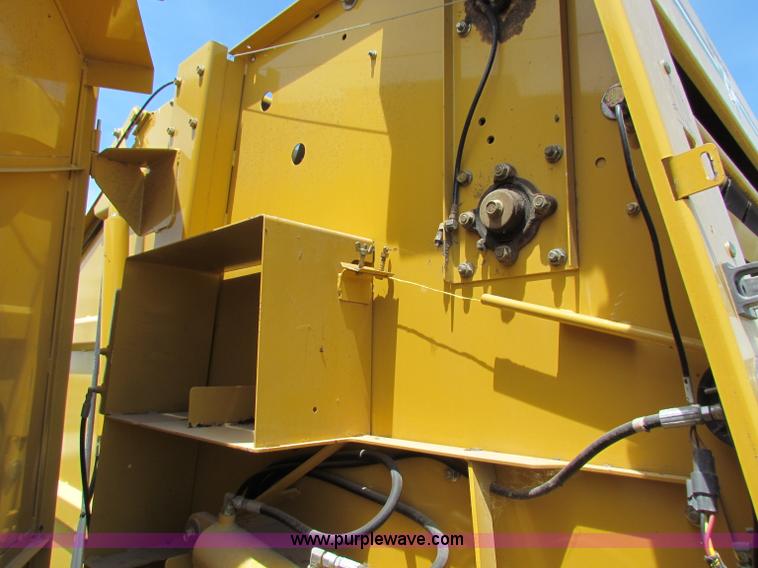 image for item B7266 2001 Vermeer 604XL round baler