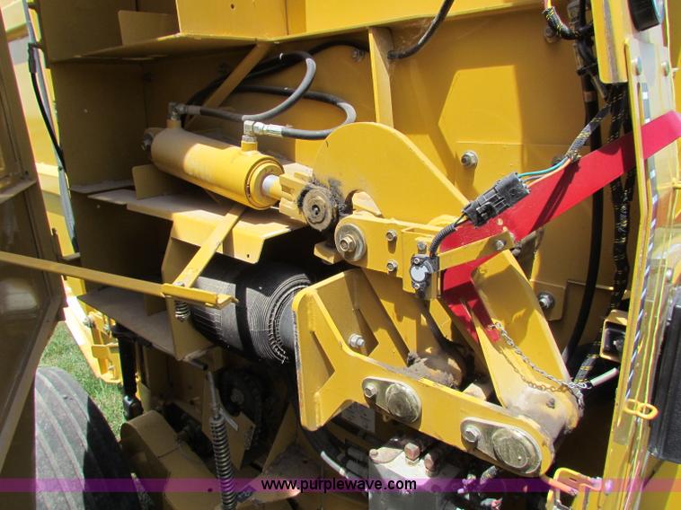 image for item B7266 2001 Vermeer 604XL round baler