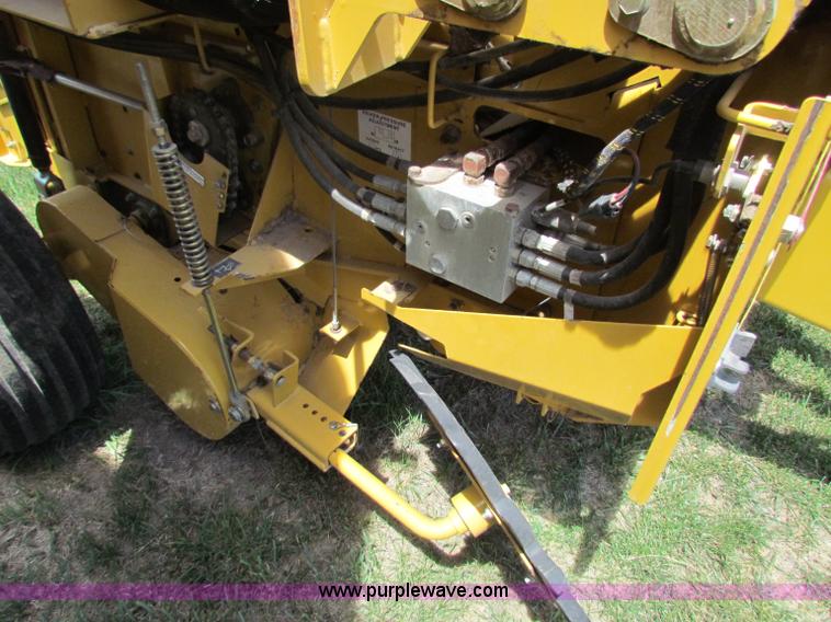 image for item B7266 2001 Vermeer 604XL round baler