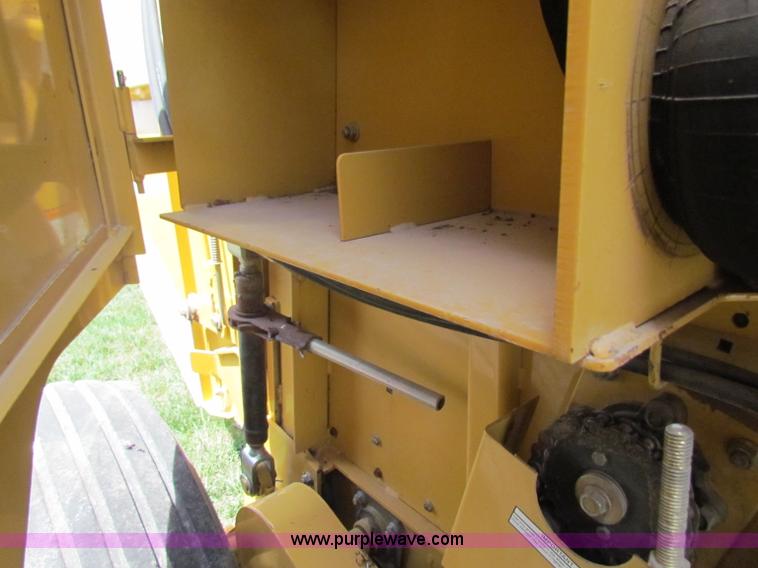 image for item B7266 2001 Vermeer 604XL round baler