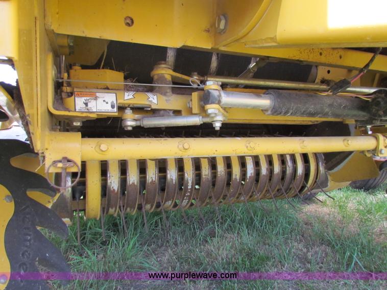 image for item B7266 2001 Vermeer 604XL round baler
