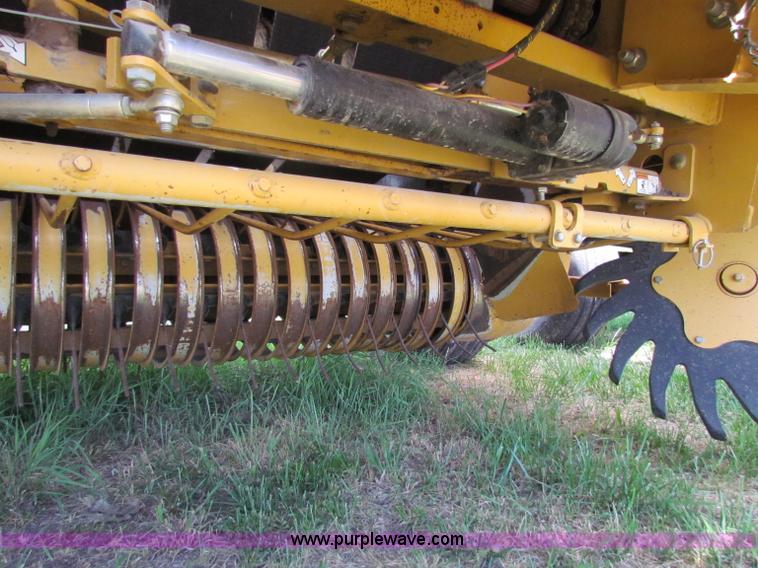 image for item B7266 2001 Vermeer 604XL round baler