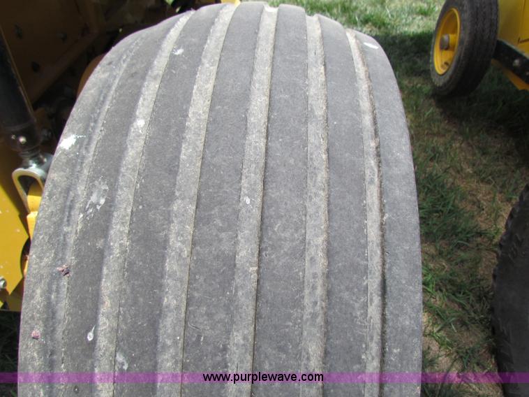 image for item B7266 2001 Vermeer 604XL round baler