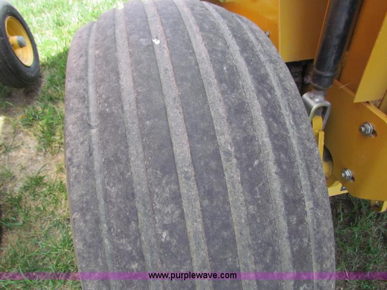 image for item B7266 2001 Vermeer 604XL round baler